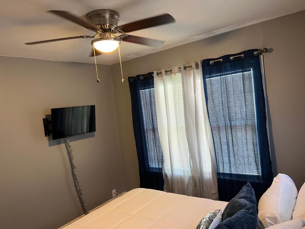 2Nd Level Duplex, Downtown Houston Near Toyota Center, Smoking Allowed On Balcony! Appartamento Esterno foto