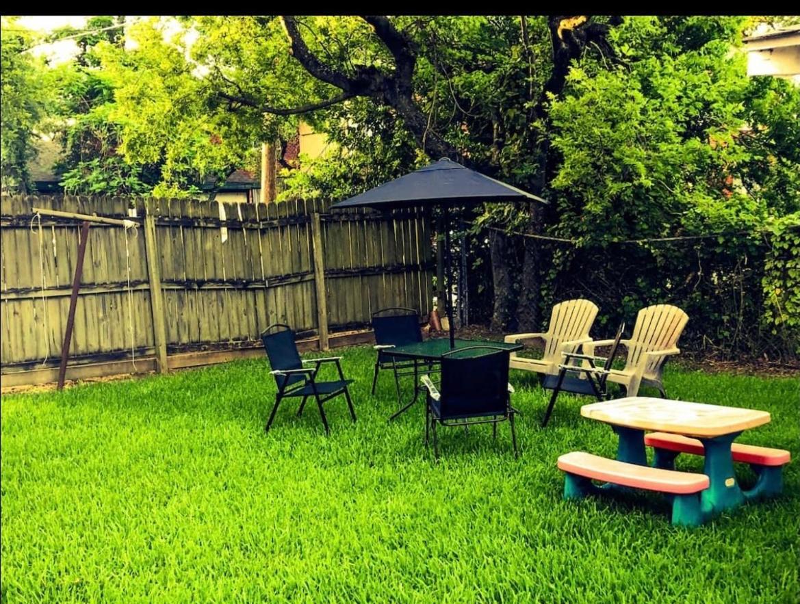 2Nd Level Duplex, Downtown Houston Near Toyota Center, Smoking Allowed On Balcony! Appartamento Esterno foto